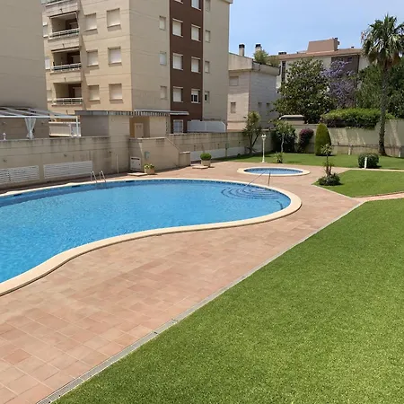 Beach Breeze & Pools Apartment *